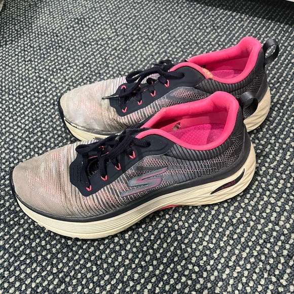 SKETCHERS max cushioning arch fit sneaker - Picture 2 of 4